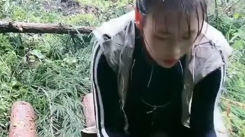 木头这么重雨也下的越来越大,眼睛也快睁不开了,女孩一直都在努力 