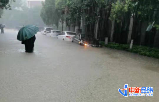 亲历暴雨 5公里趟水走了3小时,回家却连澡都不能洗