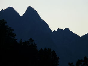 送山之美，寄情于词，什么送山什么成语