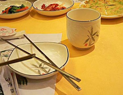 吃饭时用筷子指着别人礼貌吗 