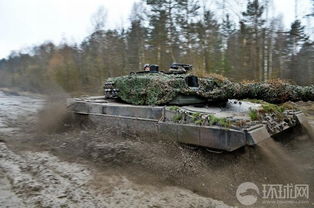 波兰豹2坦克一头扎进泥潭之后 