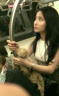 喜欢在地铁上看人接电话时的表情变化，前一秒还是高冷的美女帅哥