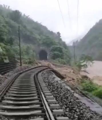 央视持续关注重庆暴雨 綦江铁路专线被冲垮 奉节多条道路垮塌