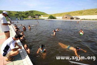 梦见湖里游泳是什么意思梦到湖里游泳好不好(做梦梦到在湖里游泳)