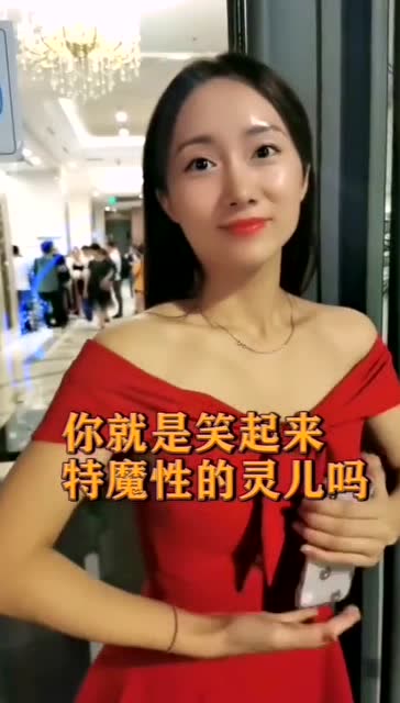 为了给粉丝签名,美女也是拼了 