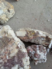 请问大家这是什么矿石,这种红色的是什么 是铜的晶体吗 