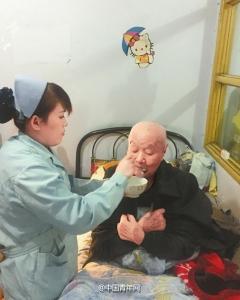 暖 老人打120求救 医护人员出诊给老人喂饭 图