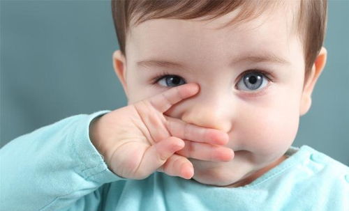 给新生儿 抠 鼻屎,这样做最危险 很多父母还在做