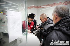 郑州六旬老人免费乘地铁 持身份证登记即可进站