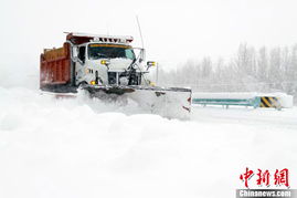 新疆塔城暴雪致交通严重受阻 路政组织昼夜清雪 