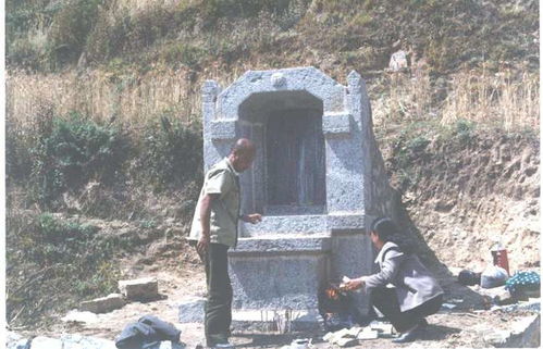 男子路过坟地,发现墓碑上放着自己的遗照,点燃一根烟后,瘫在地