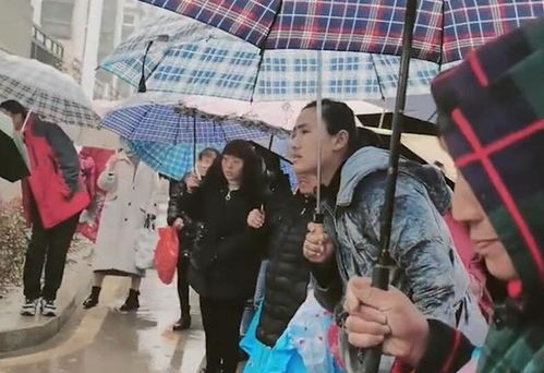 安徽一学校拒绝家长雨天接孩子送伞,家长 老师自己打伞孩子淋雨