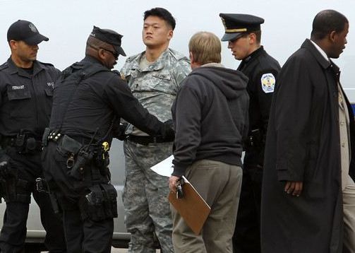 中国现役军人犯法,警察可以抓捕现役军人吗 看完你就知道了