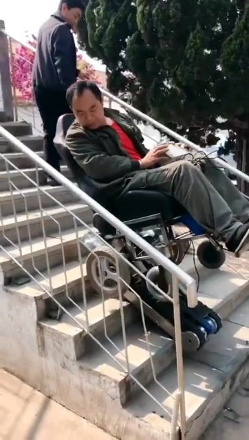 残疾人一个人都可以爬楼的神器,很多人说怕侧翻,你觉得呢 