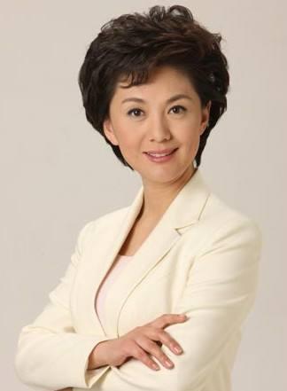 原创央视美女主持海霞 回家乡不摆明星架子,还下地干农活 扭秧歌