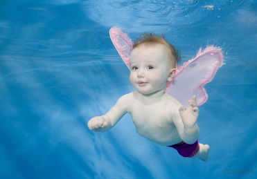 水下镜头拍摄婴儿游泳潜水可爱摸样 