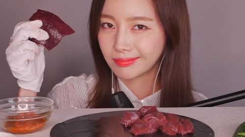 韩国美女生吃牛肝,画面让人极度不适 
