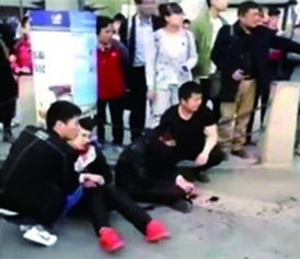 搜狐公众平台 山东一男子持刀砍伤两服务员,警方 已抓获并送精神病鉴定 组图 