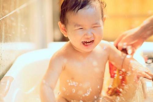 洗热水澡对健康有哪些好处水温多少最好(洗热水澡最佳温度是多少?)