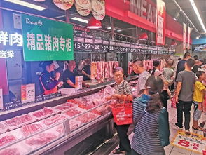 二师兄 身价持续高位 究其原因是生猪供应面收紧 市民正在选购猪肉 猪肉摊位一角