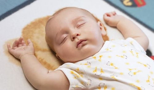 宝宝为何偏爱投降式睡姿 如果宝宝会说话,他会告诉你这3个理由