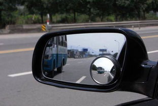 汽车的后视镜为什么要安装一个小圆镜 