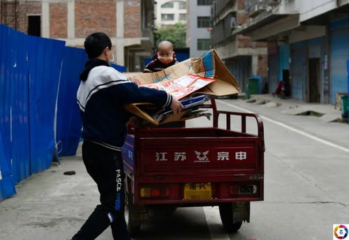 南昌一名70多岁老人深夜背着婴儿捡垃圾引关注,老人背后有着怎样的故事