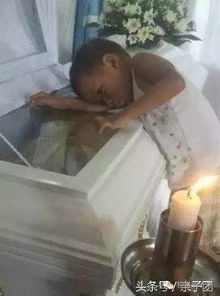 小男孩趴在妈妈的棺材上和妈妈说话,在场的全哭了