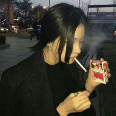 抽烟女头霸气图片