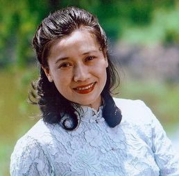 被誉为新民歌之母的朱逢博,丈夫去世多年,如今已满头白发