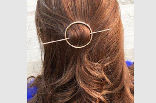 有一个圆的固定住头发,然后一根东西插进头发里的发饰叫什么 