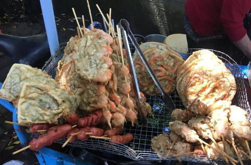 便宜到让人怀疑的小吃,大妈摆摊卖油炸虾,食客都问钱够吗