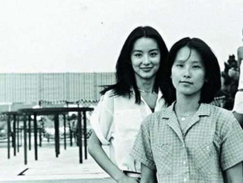 同父同母不同命,林青霞和亲姐姐失散36年,生活条件天差地别