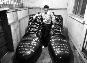 榕退休老人做出1吨重铜鞋 历时半年花费18万元