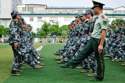 大一新生军训时,为何教官总爱盯着女生看 提前了解才能避免尴尬