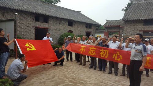 郯城县花园乡第一书记组织辖区党员外出开展党员干部主题教育实践活动 