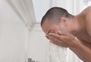 男士早晨洗脸后多做 1件事 ,不仅清洁更干净,还能精神一整天 