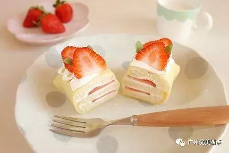 优美西点の草莓蛋糕可丽饼卷 小清新风的平底锅甜点 