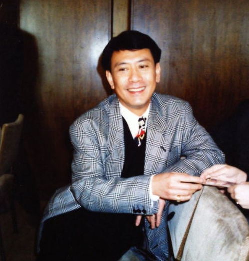 2002年罗文去世,刘銮雄现身葬礼讨债100万,而张国荣为何却缺席