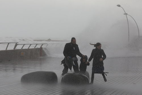 以色列迎遭暴风雨天气 民众顶风出行 