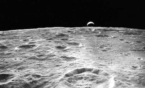人类不再登月的真正原因,科学家发现月球一直在盯着地球看