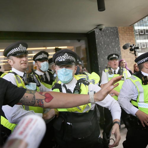 大批示威者冲击BBC,拳打脚踢与警察混战,背后原因令人哭笑不得