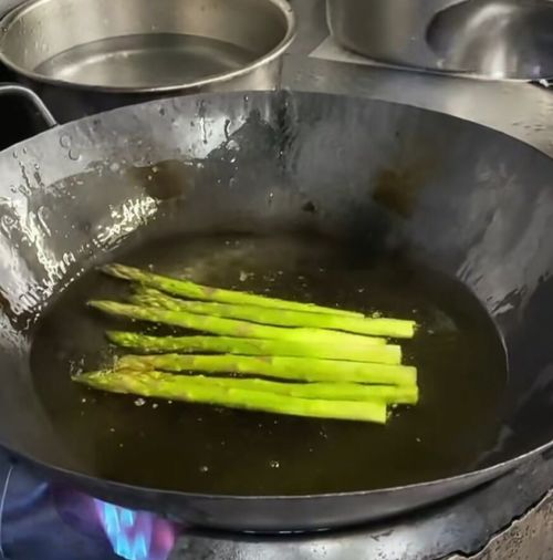 日本的蟹肉芦笋美食,蟹肉完全成了陪衬,芦笋才是这道菜的精髓