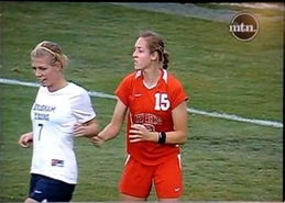 美大学生女足暴力一幕 球员怒扯对方头发 