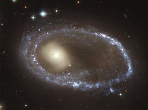 NASA发布蓝色环形星系图像 如一枚精美戒指