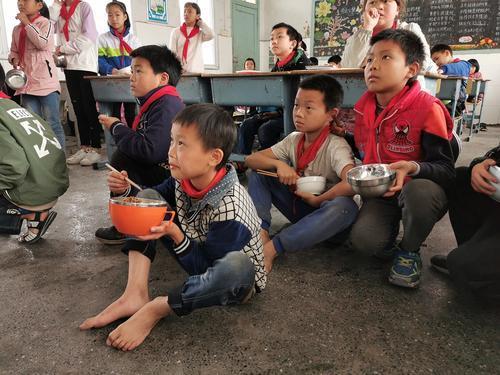 一个乡村教师的独白 大学生朋友,假期里,你们能别来支教了吗