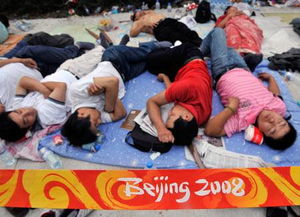 北京数百市民买奥运门票 提前两天打地铺 组图