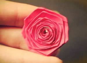 如何用纸巾做玫瑰花不用卷纸(用纸巾做玫瑰花简单手法)