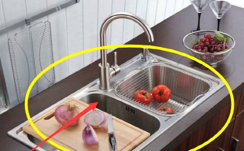 头一次见厨房装这种洗碗槽,比不锈钢好多了,清洁方便又实用