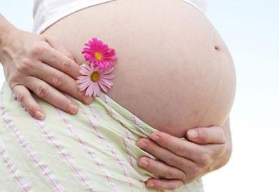 43岁女子腹痛就医,原来已经孕晚期,全家人难以相信事实宝宝